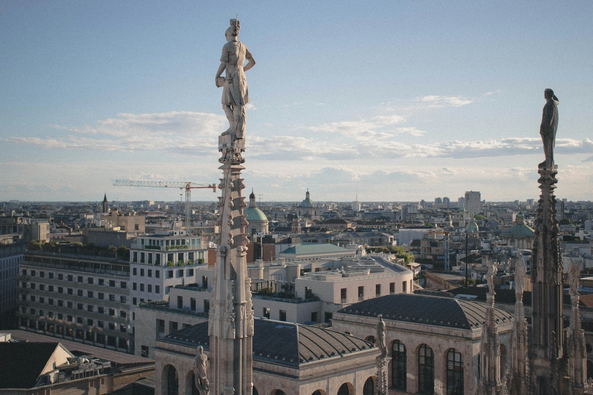 Milano vista dalle terrazze del Duomo, con una statua su una guglia