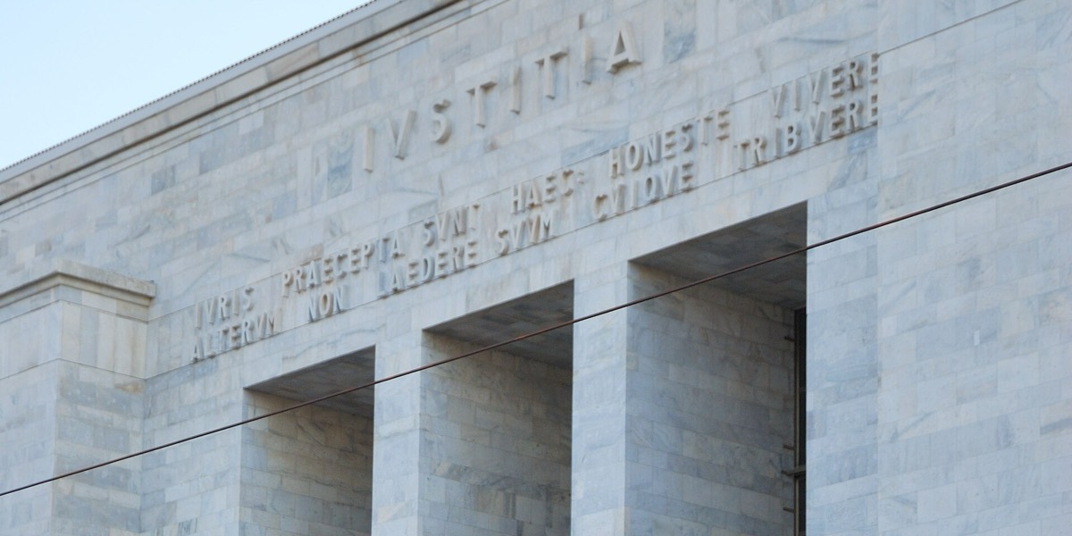 La facciata del Palazzo di Giustizia di Milano, con l’iscrizione Iustitia